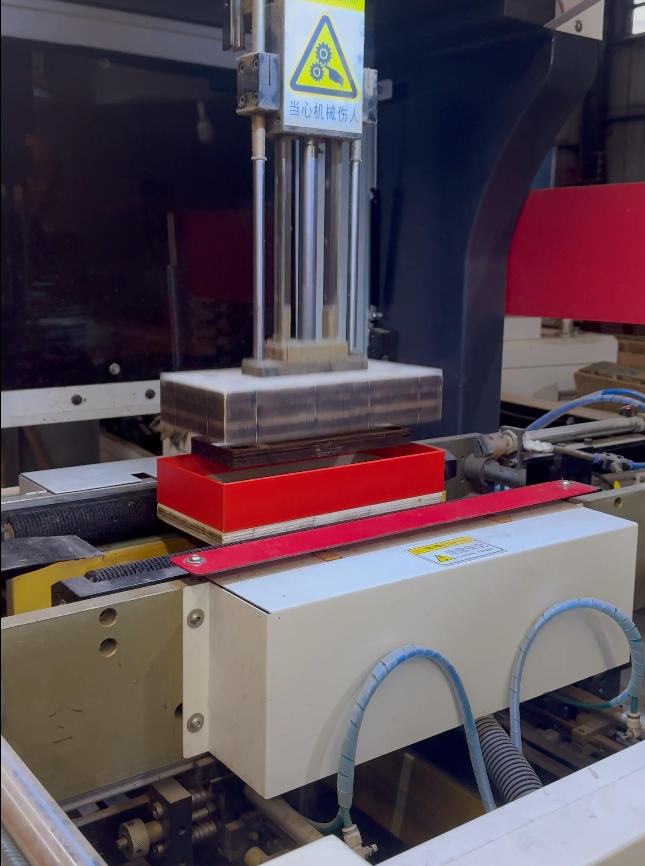 天地盖自动成型机